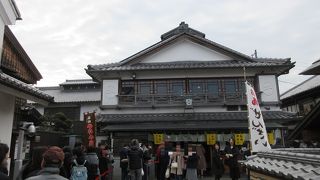 行列のできるコロッケ屋さん。