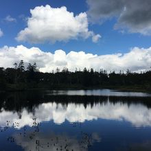 鏡のような湖面