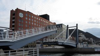 人道専用の跳ね橋は1日6回開閉します