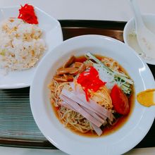 Aランチ冷し(炒飯と半冷し中華)880円