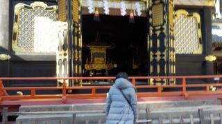 本社の隣の煌びやかな建物です。