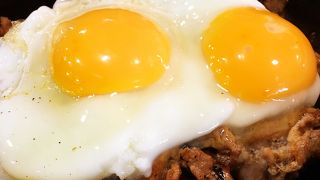 狭い店内はモクモク。