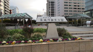 大通り沿いの公園