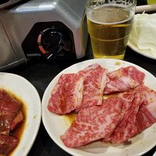 私はご飯いらないのでカルビ+ロース+ビール