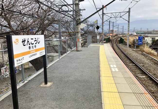 駅名に名所を付けているが案内が不十分