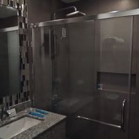 バスタブはなく シャワーだけですが、高級感があります。