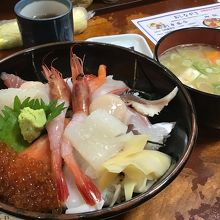 オーダーした 海鮮丼 これで税抜き1200円でした。