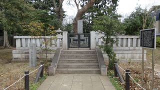 松陰神社隣に建っています