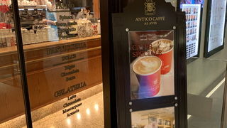 照明が明るいお店です