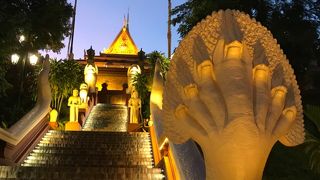 小高い丘にある寺院。