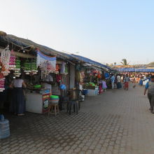記念堂前に露店やお店があります