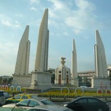 民主記念塔の中央仏塔と４本の塔及び周囲のロータリーの様子です
