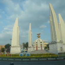 民主記念塔の３ｍの仏塔と２４ｍの４本の塔です。犠牲者を追悼