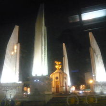 夜間のライトアップされた民主記念塔です。バスから撮影している