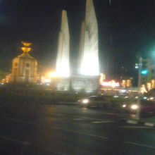 民主記念塔の仏塔と犠牲者を追悼する塔です。夜間は印象的です。