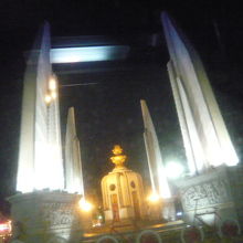 夜間の民主記念塔です。ライトアップされ浮かび上がって見えます