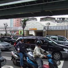 駅と周辺の風景