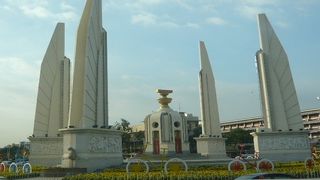 民主記念塔は、クーデターによりタイの絶対王政が倒れ、立憲君主制に移行したことを記念する塔です。