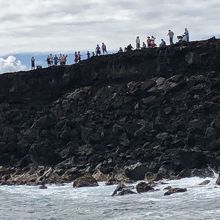ビーチに降りるすり鉢状の崖は一箇所しか降りられません。