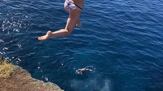 アメリカ最南端、釣りの良場であり、勇気ある若者が飛び込みを楽しんでいます。