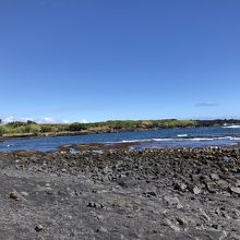 ビーチの周りは火山岩がごろごろ