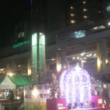 12月で建物前のスペースに電飾のオブジェが飾られてました