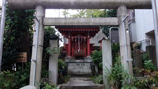 聖坂沿いの小さな神社