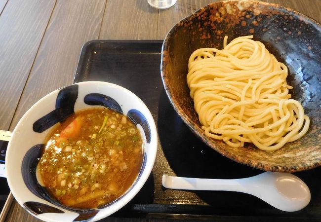 看板メニューの柚子つけ麺は、なかなか美味しいと思いました  。