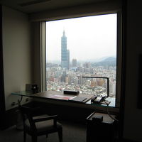 この外の景色が見える大きなデスクが気に入って予約しました