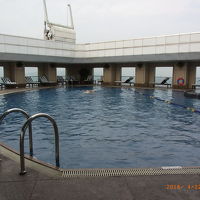 屋上の温水プールは年間営業でジャグジーもあり