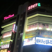 店舗は商業ビル内の２フロアを占めています