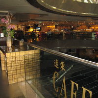 朝食の遠東カフェは吹き抜けでメニュー豊富です