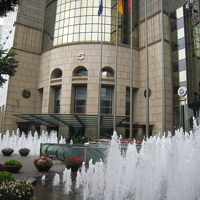 ホテル棟正面。隣のオフィス棟地下にスーパーやフードコートあり