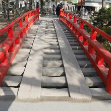 赤い欄干の透かし橋