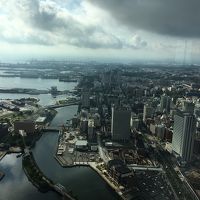 部屋から朝の曇り空