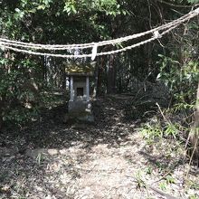 古墳の上には祠