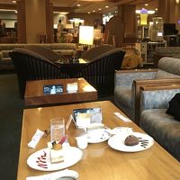 ラウンジでケーキセット