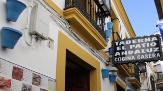 ステーキが美味しい、ブルーの食器がお洒落なお店です。