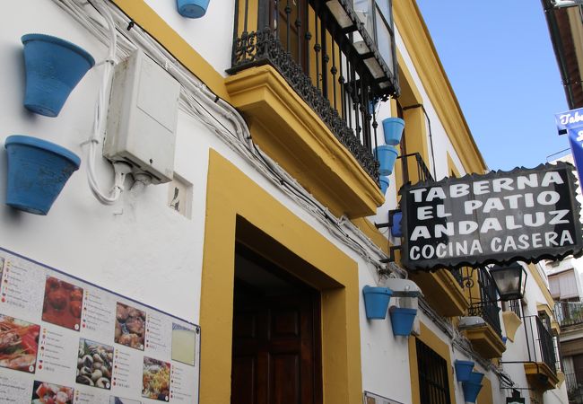 ステーキが美味しい、ブルーの食器がお洒落なお店です。