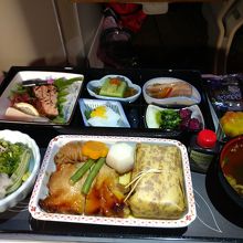 搭乗後すぐの機内食