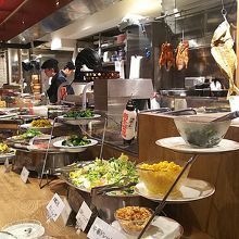 温かいスープも白飯もデザートもお茶もあります！