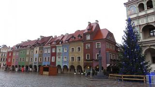 広場に建つ旧市役所を・・・