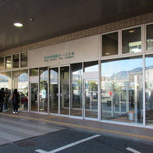 入口は”公的施設”って感じの堅いイメージですね