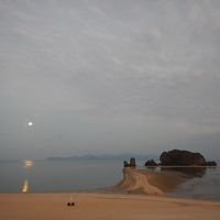 大潮の日は砂の道「サンドバー」が現れ、歩くことができます