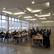 ２階の待合室は…何と高校生の自習室になっていました(笑)