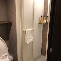 きれいです。　シャワールームはトイレの隣