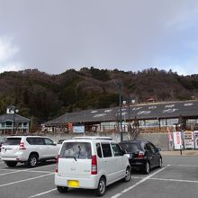 駐車場と建物外観