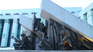 クラシンスキ公園の東側にある記念碑