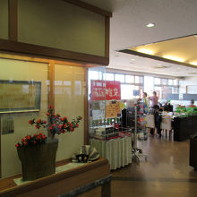 右手はテーブル席、左手には個室もあるようでした