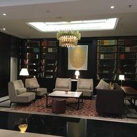 フロント隣にある空間。まるで英国の書斎のよう